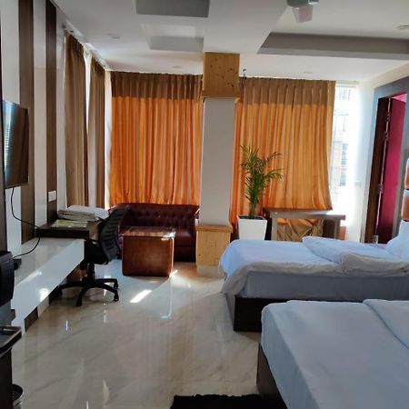 Hotel Maira Dehradun Esterno foto