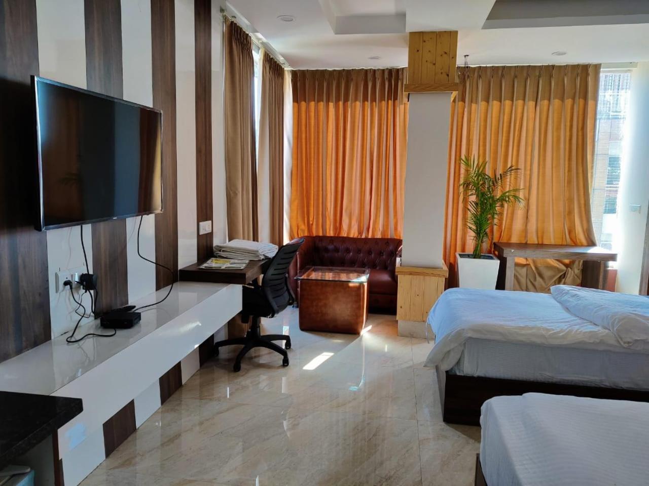 Hotel Maira Dehradun Esterno foto