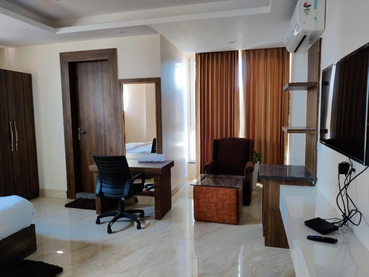 Hotel Maira Dehradun Esterno foto